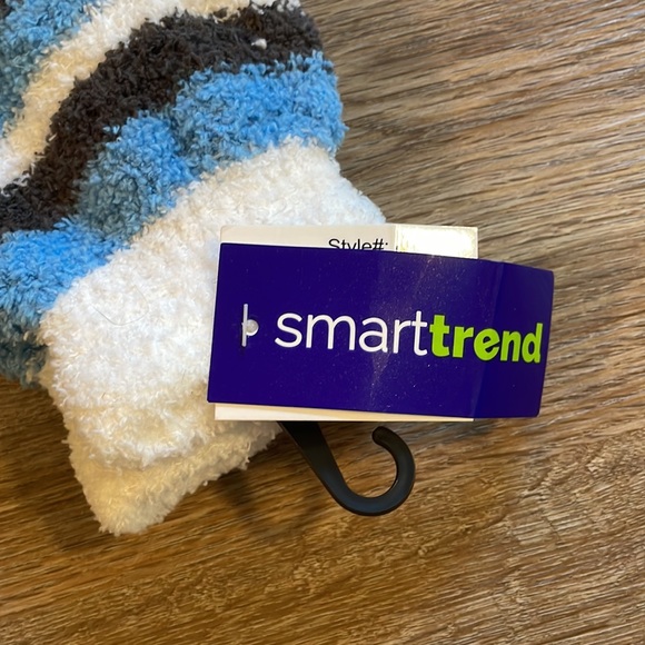 NWT Smarttrend Blue, White & Black Striped Fuzzy Gloves - Picture 5 of 5